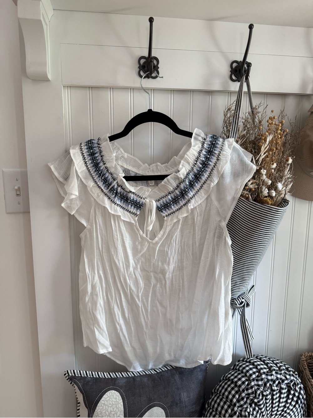 VICI blu pepper Women's White Ruffle Neck Blouse with Navy Embroidery SZ L